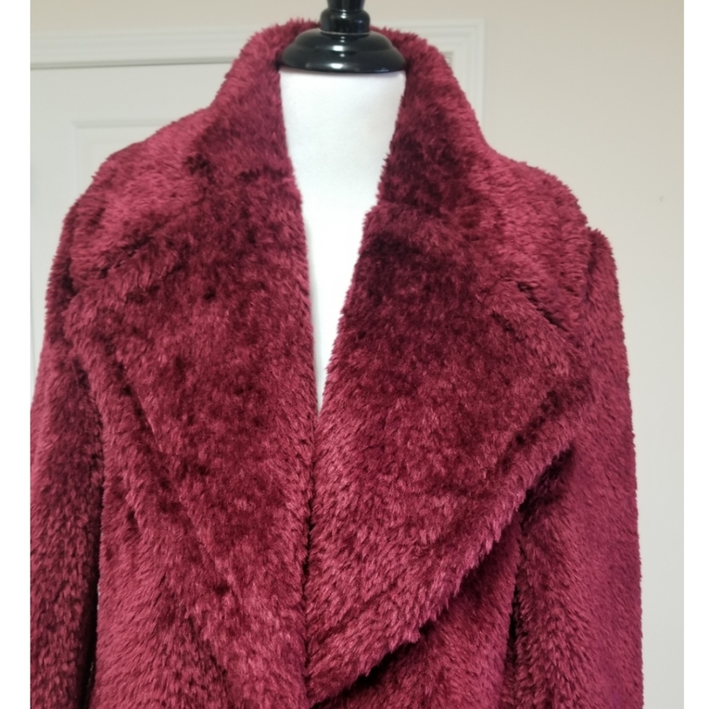 🆕️⬇️🎉HOST PICK🎉 French Connection Burgundy Vegan Fur Coat - Picture 4 of 12